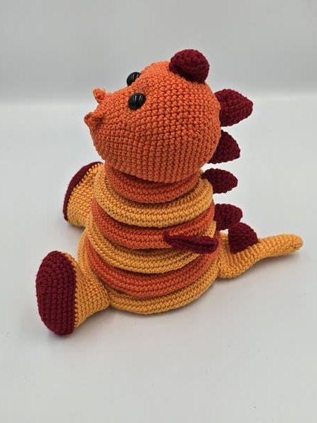 Jeux-empilable-dragon-de-face-au-crochet-fait-main-au-fil-des-mailles