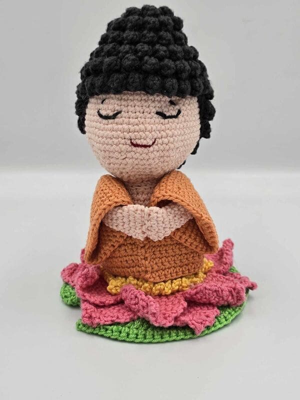 bouddha sur nenuphar fait main au crochet de face au fil des mailles