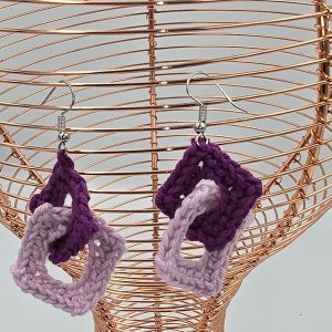 Boucles-doreilles-carres-suspendus-fait-main-au-crochet-gros-plan-Au-fil-des-mailles