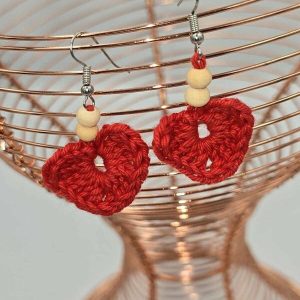 Boucles-doreilles-petit-coeur-fait-main-au-crochet-gros-plan-Au-fil-des-mailles