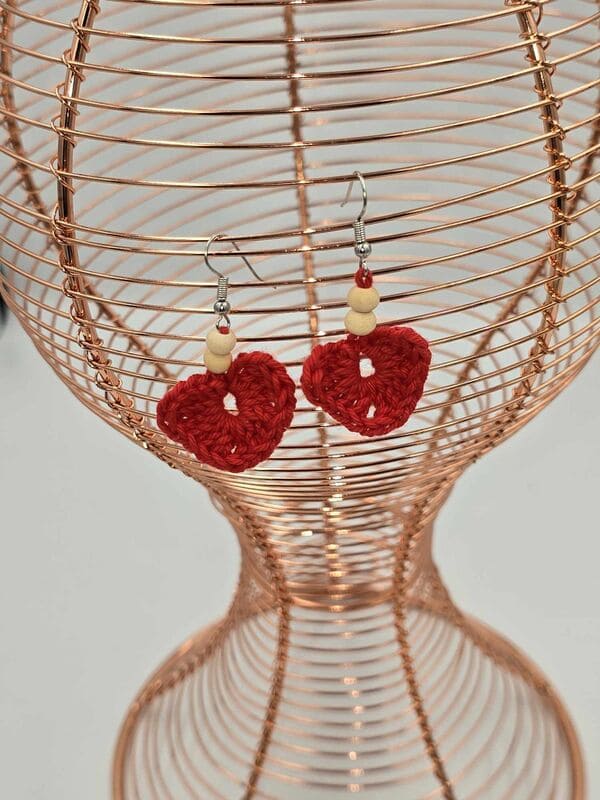 Boucles-doreilles-petit-coeur-fait-main-au-crochet-vu-en-profondeur-Au-fil-des-mailles