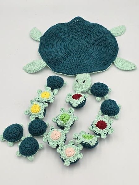 Maman tortue et bébés tortues ventre colorés jeu ludique de mémoire des couleurs - fait main au crochet - au fil des mailles