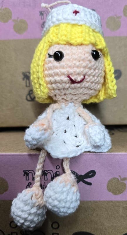 porte clé infirmière blonde fait main au crochet au fil des mailles
