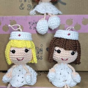 porte clé infirmière brune blonde rousse fait main au crochet au fil des mailles