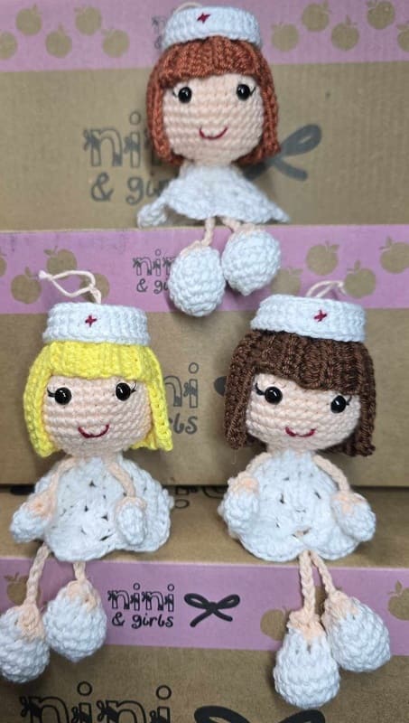 porte clé infirmière brune blonde rousse fait main au crochet au fil des mailles