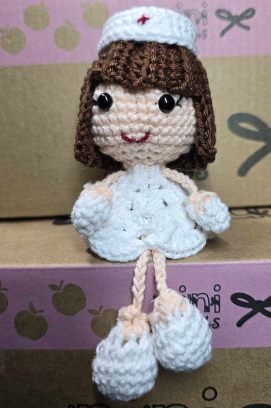 porte clé infirmière brune fait main au crochet au fil des mailles