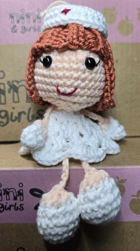 porte clé infirmière rousse fait main au crochet au fil des mailles